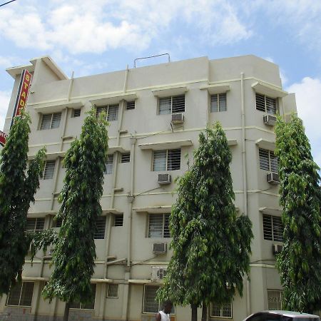 Stadium Holiday Inn Mombasa Esterno foto